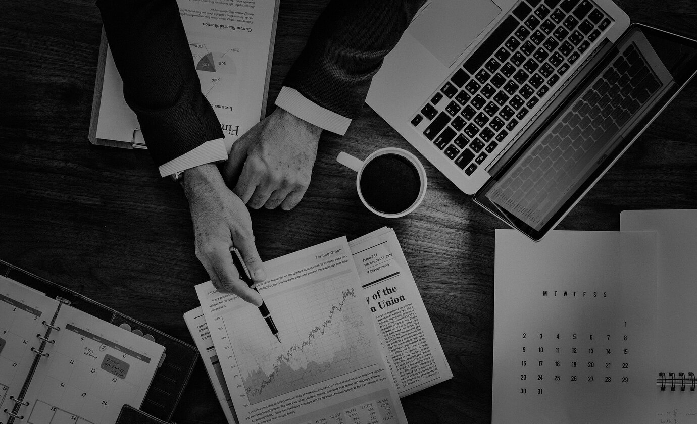 Firmalex STP oggi coinvolge un team di professionisti provenienti da settori diversi ma complementar